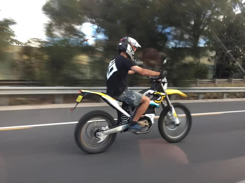 Sur-Ron Storm Bee 2022 - Moto Électrique Tout-Terrain 110 km/h | Homologuée Route